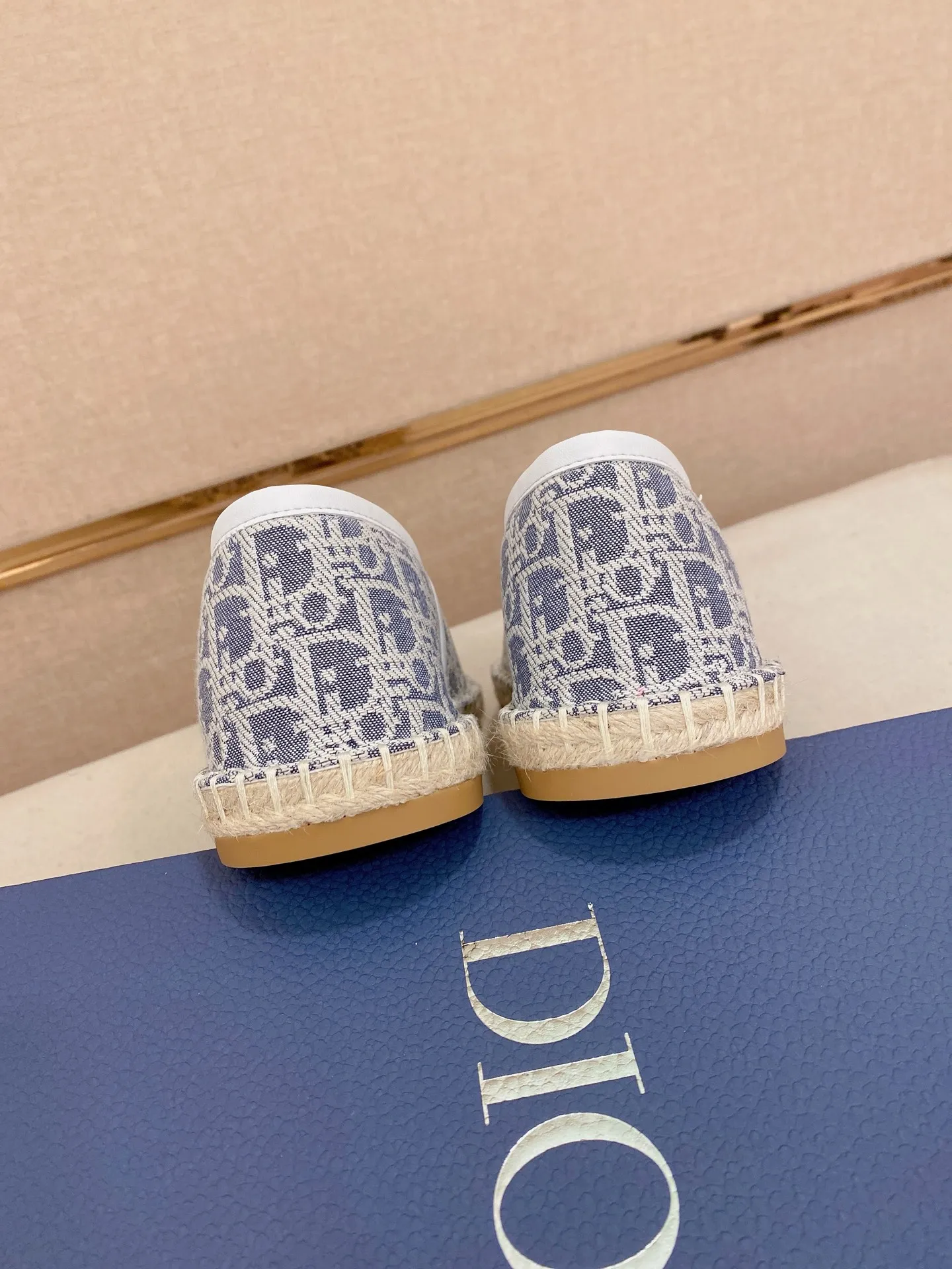 Factory price: 400💰High quality [Dior·Dior] 💫Men's latest slip-on Loaf casual shoes ✔️The original version is available at the counter simultaneously. 1:1 replica🏍️Fabrics: Italian imported fabrics, pure hand-drawn threads, raw rubber breathable and non-slip outsole, lining breathable and comfortable lambskin, 100% comfortable density, original rubber outsole wear-resistant ✔️Code number: 38-44, you deserve it, (Note: 37, 45, 46 can be customized, non-refundable and non-exchangeable)